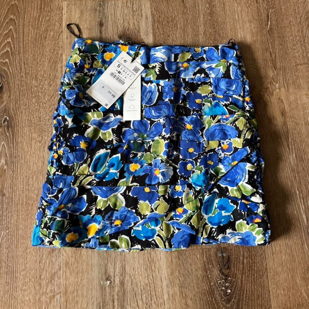 NWT Zara Mini blue floral ruffle curved mini‎ skirt size small